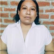 Profesora de educación inicial y primaria brinda educación a todos los niños que quieran aprender